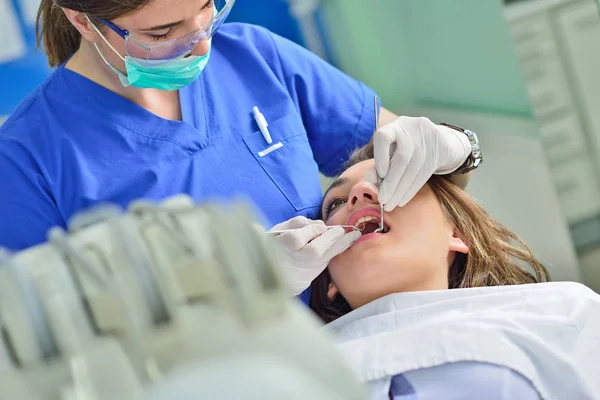 Personer, medicin, Stomatologi och sjukvård koncept - glad kvinnliga tandläkare kontrollera patientens tjej tänder — Stockfoto