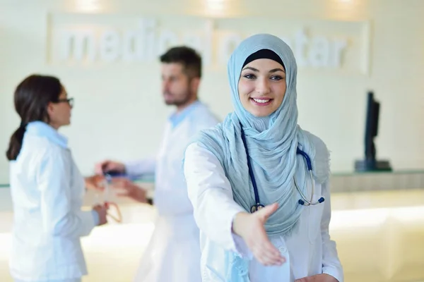 Fiatal boldog mosolygó nő muzulmán orvos ad kezét a kézfogás — Stock Fotó