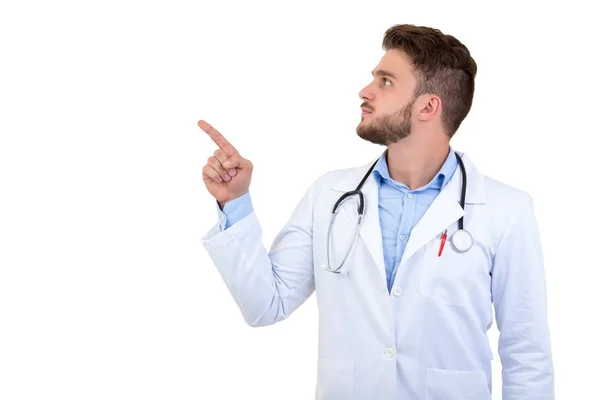 Porträtt av en ung leende manliga läkare pekar finger bort isolerade på en vit bakgrund — Stockfoto