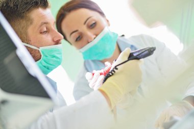 Diş protezleri, protezler, protezler. Takma diş üzerinde çalışırken protez eller.