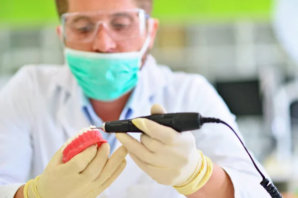 Próteses dentárias, dentaduras, próteses funcionam. Mãos protéticas enquanto trabalhava na prótese — Fotografia de Stock