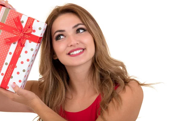 Retrato de joven casual feliz sonriente mujer sostiene caja de regalo roja. Estudio aislado fondo modelo femenino . — Foto de Stock