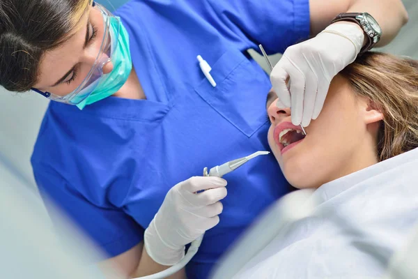 Personas, medicina, estomatología y concepto de atención médica - dentista mujer feliz chequeando dientes de niña paciente —  Fotos de Stock