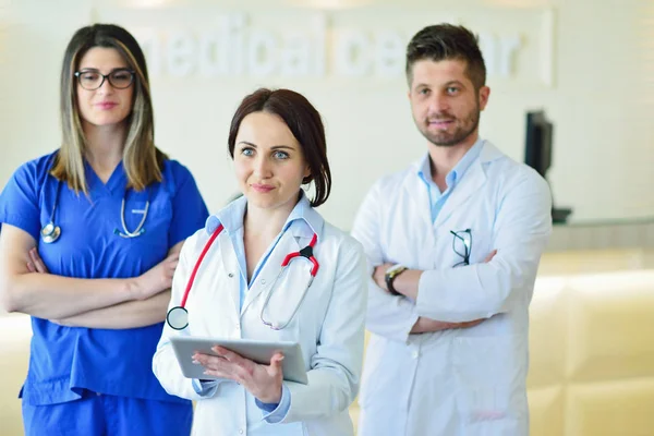 Tıbbi grup önünde genç çekici kadın doktor. — Stok fotoğraf