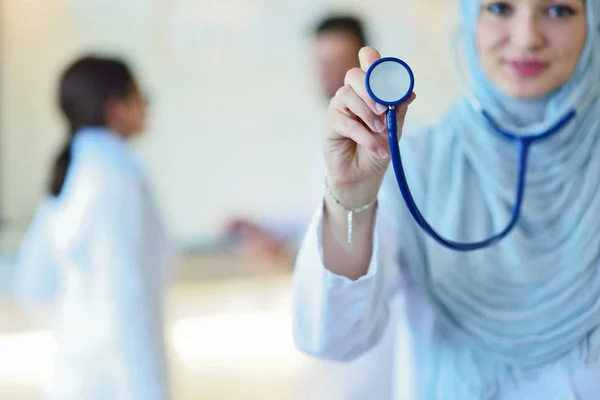Θέτουν αυτοπεποίθηση μουσουλμανική γιατρός με μαντίλα ή φοιτητής ιατρικής στο νοσοκομείο — Φωτογραφία Αρχείου