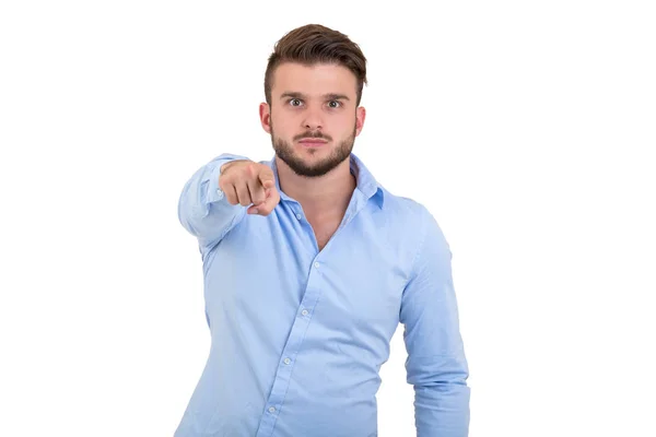 Homme barbu excité en chemise à carreaux pointant du doigt la caméra isolée sur un fond blanc . — Photo