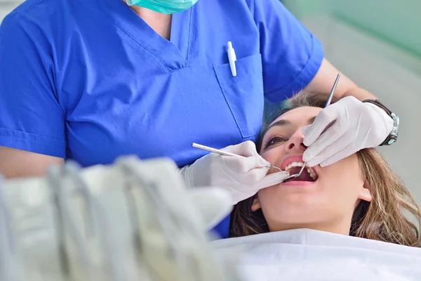 Mensen, geneeskunde, Afdeling Stomatologie en gezondheidszorg concept - gelukkig vrouwelijke tandarts controle patiënten meisje tanden — Stockfoto