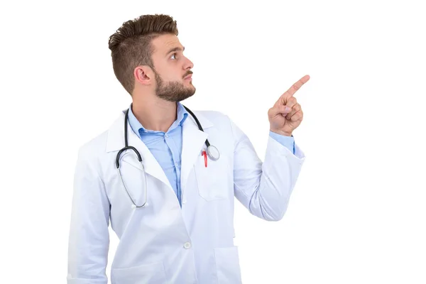 Portré, fiatal, mosolygó férfi orvos mutató ujj el elszigetelt fehér background — Stock Fotó