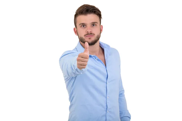 Retrato de un joven feliz mostrando el signo de pulgar hacia arriba aislado sobre fondo blanco . —  Fotos de Stock