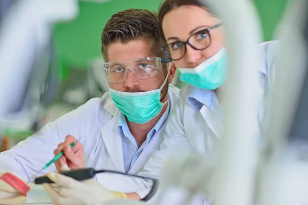 Próteses dentárias, dentaduras, próteses funcionam. Mãos protéticas enquanto trabalhava na prótese — Fotografia de Stock