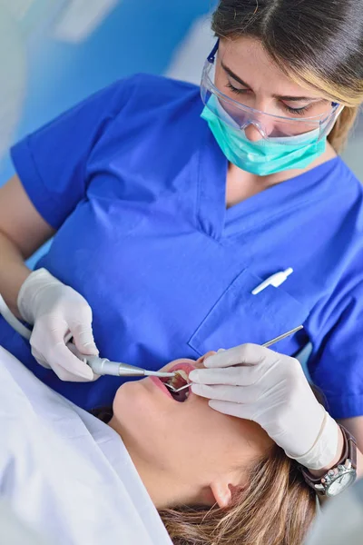 Personer, medicin, Stomatologi och sjukvård koncept - glad kvinnliga tandläkare kontrollera patientens tjej tänder — Stockfoto