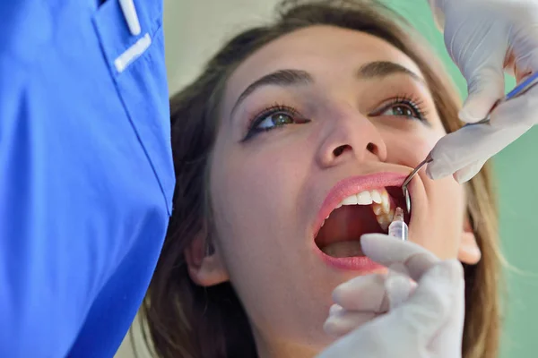 Personer, medicin, Stomatologi och sjukvård koncept - glad kvinnliga tandläkare kontrollera patientens tjej tänder — Stockfoto