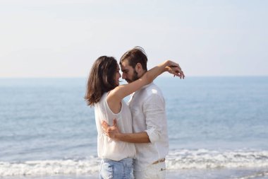 Plaj öpüşmeyle romantik genç Çift.