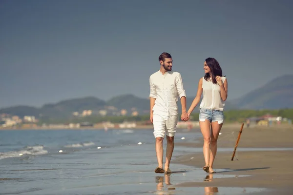 Молодая счастливая пара на белом пляже на летних каникулах — стоковое фото