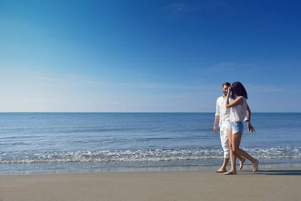 Jonge gelukkige paar op witte strand van de zomervakantie — Stockfoto