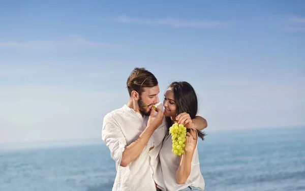 Jovem casal feliz ter data na costa — Fotografia de Stock