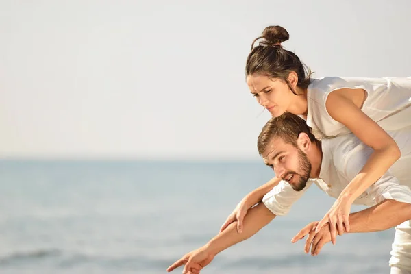 Uma foto de um casal feliz se divertindo na praia — Fotografia de Stock