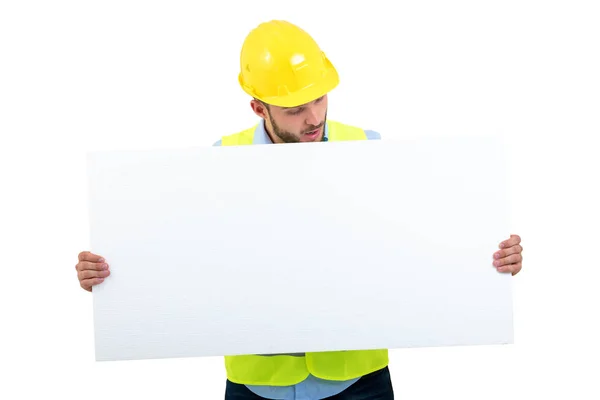 Щасливий чоловік-інженер тримає рекламний порожній банер. Ізольовані на білому тлі — стокове фото
