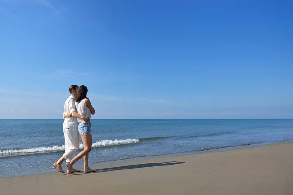 Strand paar wandelen op romantische reizen huwelijksreis vakantie zomervakantie romantiek. — Stockfoto