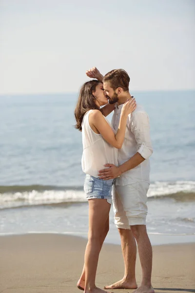 Romantische jong koppel op het strand kussen. — Stockfoto
