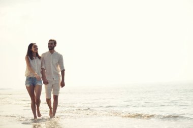 Mutlu kumsal tatilleri. Birlikte yürüyen çiftler. Gezi noktasında eğleniyorlar..