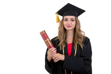 Beyaz arka plan üzerinde izole bir diploma tutan mutlu yüksek lisans öğrencisi.