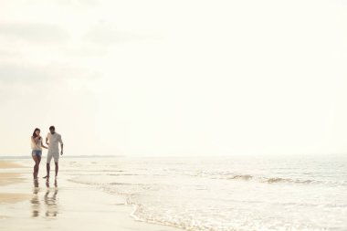 Mutlu kumsal tatilleri. Birlikte yürüyen çiftler. Gezi noktasında eğleniyorlar..