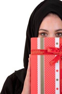 Hediye kutusu beyaz arka plan üzerinde izole mutlu genç Müslüman kadınla