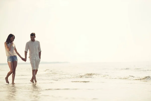 Happy fun strand vakanties paar wandelen samen lachen plezier op de reisbestemming. — Stockfoto