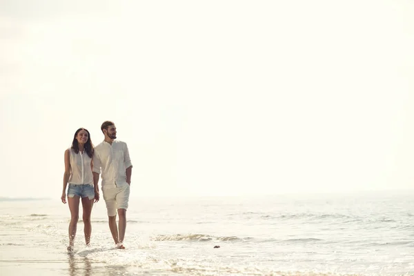 Feliz diversão praia férias casal andando juntos rindo se divertindo no destino de viagem. — Fotografia de Stock