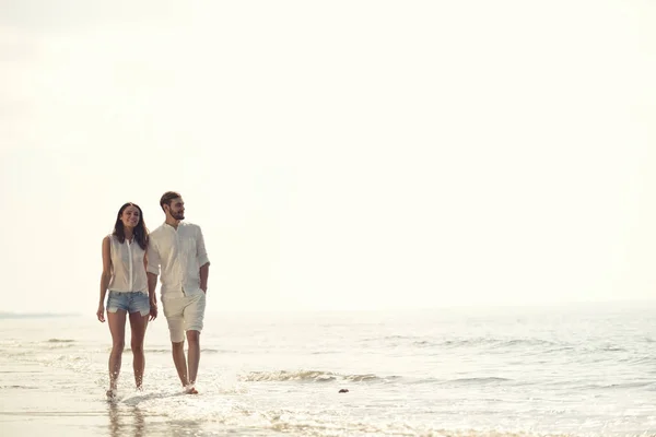 Feliz diversión playa vacaciones pareja caminando juntos riendo divertirse en destino de viaje. —  Fotos de Stock