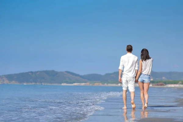 Joven pareja feliz en la playa blanca en las vacaciones de verano —  Fotos de Stock