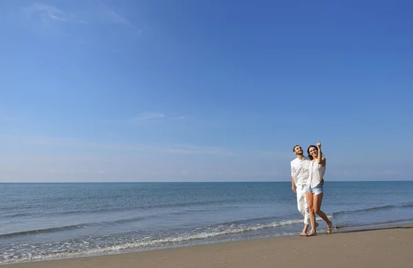 Strand paar wandelen op romantische reizen huwelijksreis vakantie zomervakantie romantiek. — Stockfoto