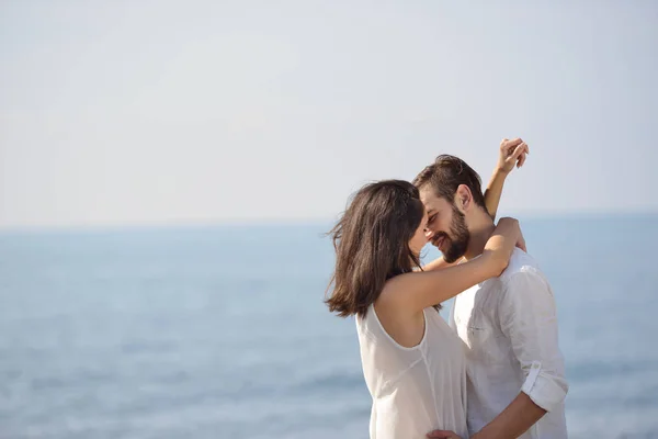 Romântico jovem casal na praia beijando . — Fotografia de Stock