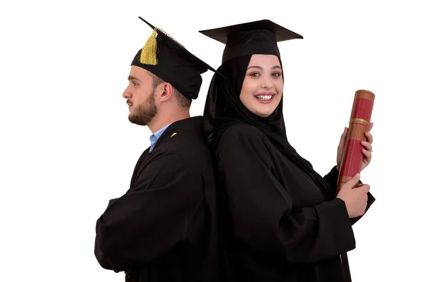 Retrato de dois estudantes muçulmanos árabes graduados felizes. Isolado sobre fundo branco . — Fotografia de Stock