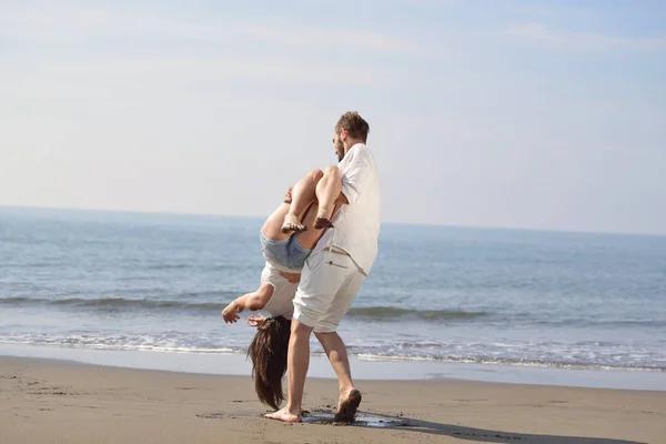 Gelukkig jong romantisch paar in liefde veel plezier op mooi strand op mooie zomerdag. — Stockfoto