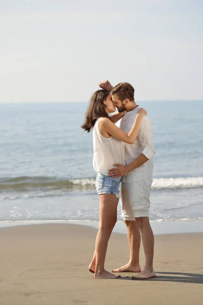 Romantický mladý pár na beach líbání. — Stock fotografie