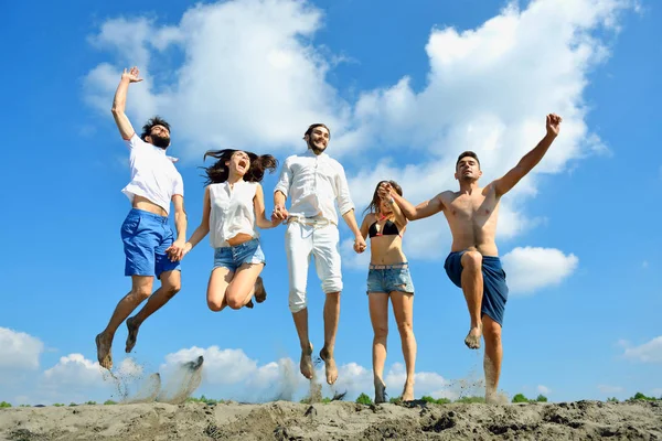 A fiatalok együtt jumping kép szabadtéri. — Stock Fotó