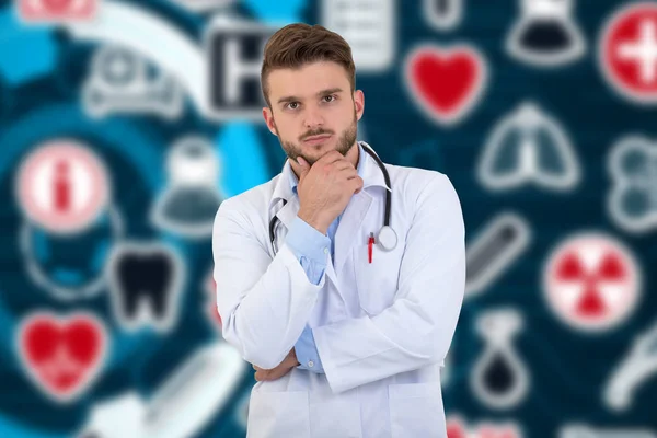 Retrato de un joven médico confiado en el fondo con símbolos médicos . —  Fotos de Stock