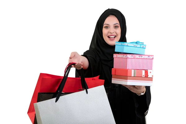 Donna araba che trasporta borse della spesa e scatole regalo isolate su bianco — Foto Stock