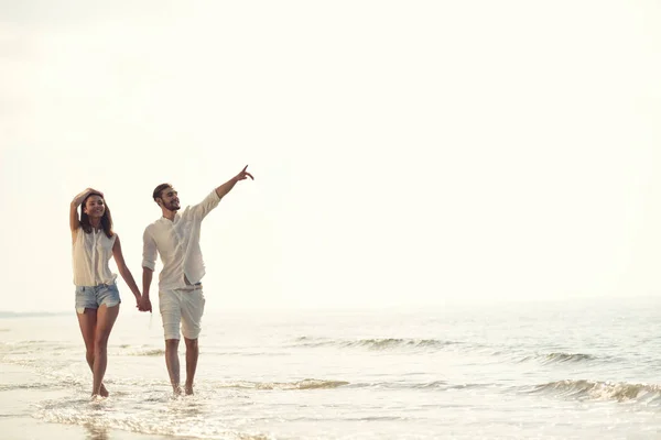 Happy fun strand vakanties paar wandelen samen lachen plezier op de reisbestemming. — Stockfoto