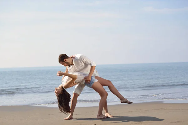 Felice giovane coppia romantica innamorata divertirsi sulla bella spiaggia in bella giornata estiva. — Foto Stock