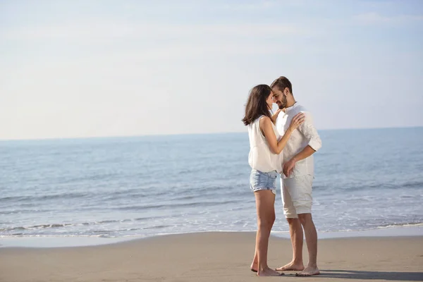 Romantische jong koppel op het strand kussen. — Stockfoto