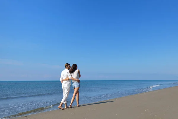 Strand paar wandelen op romantische reizen huwelijksreis vakantie zomervakantie romantiek. — Stockfoto