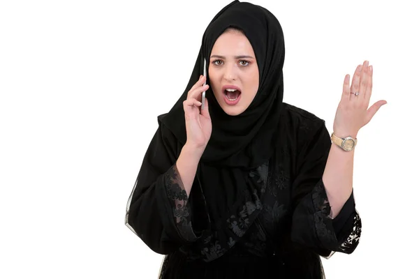 Красивая мусульманская молодая женщина носит хиджаб со счастливым лицом сделать звонок с ее мобильного телефона — стоковое фото
