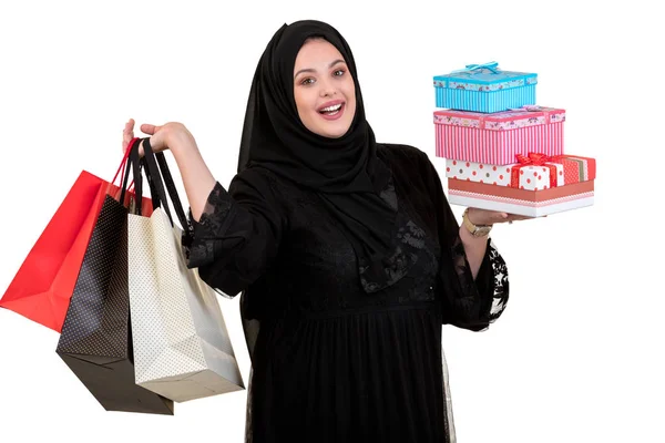 Arab nő könyv bevásárló táskák és elszigetelt fehér díszdobozok — Stock Fotó