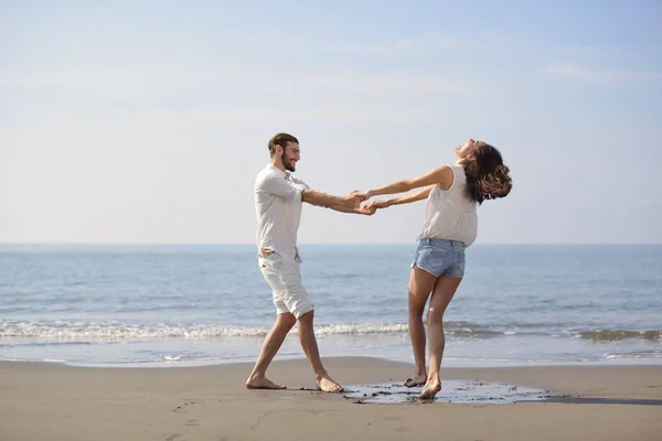 Glückliches junges verliebtes romantisches Paar hat Spaß am schönen Strand an einem schönen Sommertag. — Stockfoto