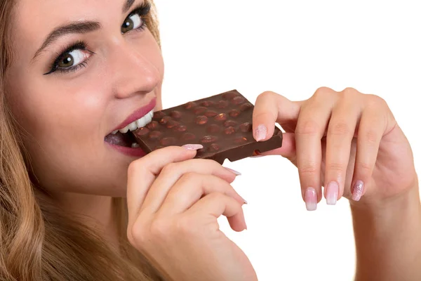 Gesundheit, Menschen, Essen und Schönheitskonzept - lieblich lächelndes Teenager-Mädchen, das Schokolade isst — Stockfoto