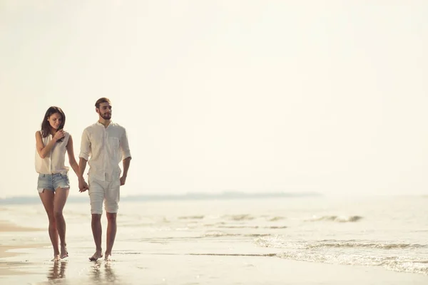 Happy fun strand vakanties paar wandelen samen lachen plezier op de reisbestemming. — Stockfoto