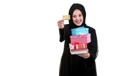 mutlu genç Müslüman kadın alışveriş çantası ve beyaz arka plan üzerinde izole hediye kutuları